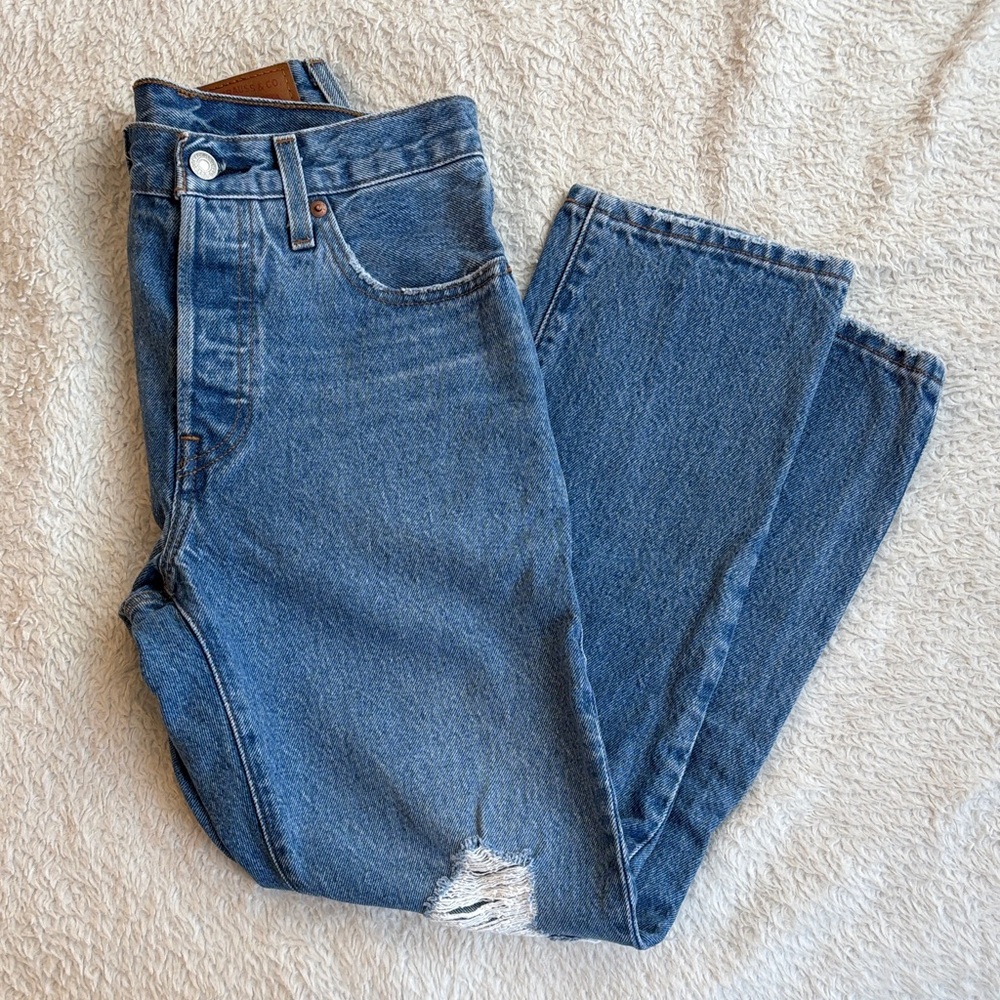 Levi’s Straightleg Women's Jeans with Distressed Knee
